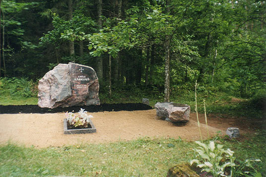 Dabīgu akmeņu kapu pieminekļi